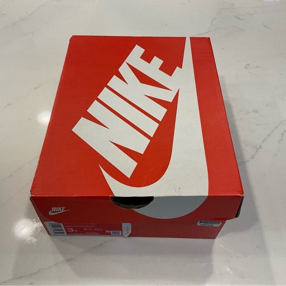 Nike Dunk Low kid size 3y
Two-Toned Grey (GS) sneakers - Picture 7 of 16